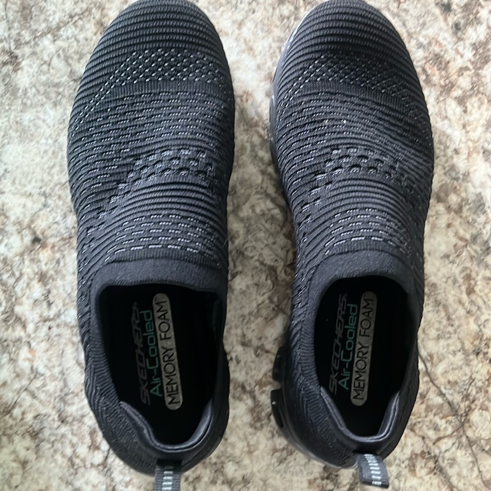 Women’s sketchers slip on shoes. Only worn a few times.